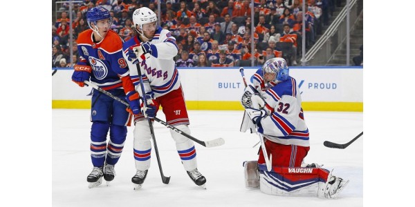 Jonathan Quick bere každý zápas s New York Rangers vážněji Jonathan Quick bere každý zápas s New York Rangers vážněji